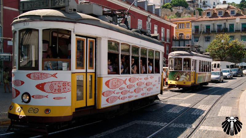Bondes elétricos pelas ruas da Cidade Alta em Lisboa.