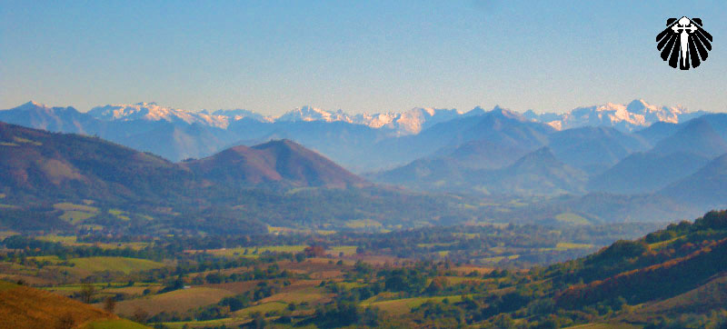 Vista dos Vales e dos montes nevados dos Pirineus