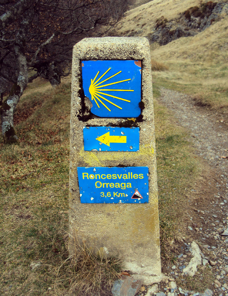 Marco nos Pirineus indicando a distância e a inclinação do terreno até Roncesvalles.