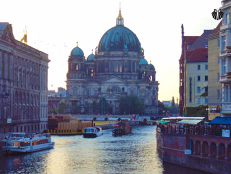 Vista da Catedral de Berlim as margens do Rio Spree. Thumb