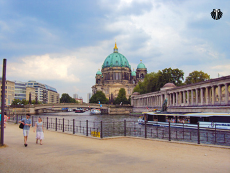 Vista da Catedral de Berlim as margens do Rio Spree. Thumb