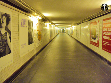 Uma das galerias de ligação entre as linhas do metrô de Paris. Thumb