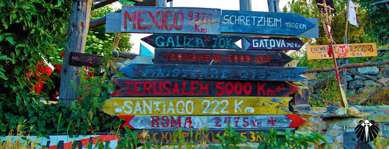 Placas indicativas no albergue de peregrinos de Manjarín.